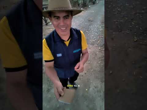 Repartiendo boletos 🎟️  en la calle 📍ubicado en Colimes Hcda. Las Habras kilómetro 5 vía a Olmedo