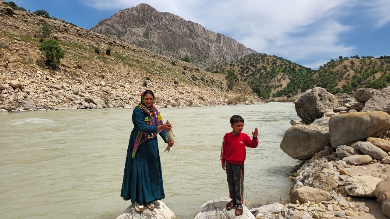 Nomadic life:single nomadic girls baking local bread milking sheep by Khersan River