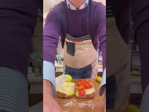 , title : 'Alfonso Prisco fa il pane con pomodori, olio d'oliva e salame #shorts #italiankitchen #sandwich'