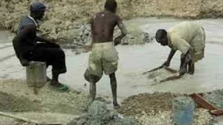 preview picture of video 'Sapphire mining in Songea swamp'