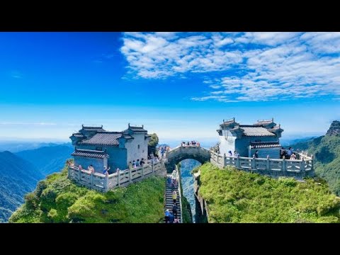 Gli incredibili templi gemelli sospesi tra le nuvole: sembrano sfiorare il cielo