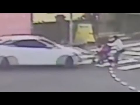 【車禍影片】嬰兒車這麼大台都看不到？