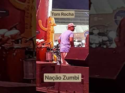 Tom Rocha , Nação zumbi  no palco do Pernambuco Meu País - Caruaru PE.