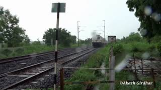 preview picture of video 'Krantiveer Bengaluru Rajdhani rushes past an old LC in heavy rains!!'