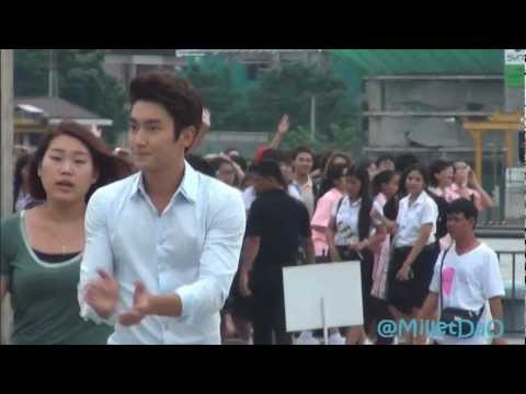 [Fancam] 120731 Siwon going to say hi and took photos with Fanclub