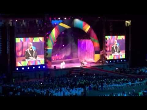 World games - Family watching Stevie Wonder