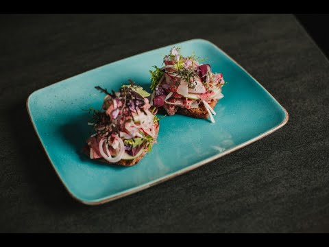 Bruschetta di testina di vitello con pane e mela Granny Smith