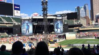 Cole Swindell - Intro / Hey Y&#39;all (Live at Target Field)