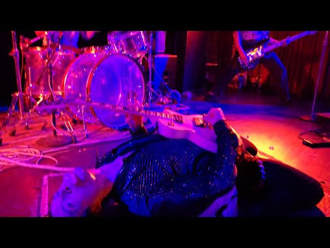 The Dirty Nil Cobra Lounge