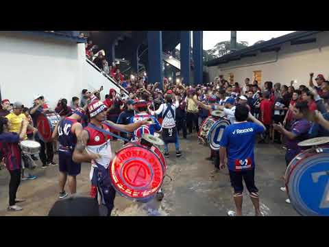 "La murga del ciclon - Esta es la hinchada mas grande del Paraguay - vs Nacional de UY" Barra: La Plaza y Comando • Club: Cerro Porteño