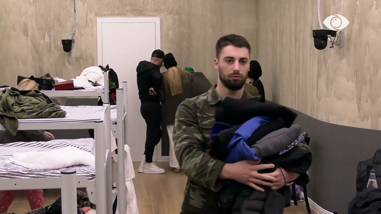 Banorët vendosin, “sakrifikojnë” cigaret për të nxjerrë grupin e dënuar nga kazerma