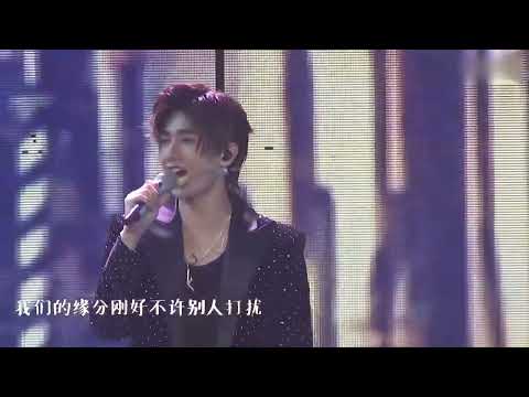 YangYang杨洋深情演唱《微微一笑很倾城》，深沉的嗓音好听到令人陶醉，瞬间让人梦回肖奈！