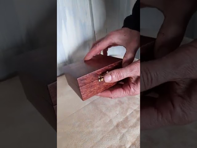 Vídeo relacionado con Kichvoe Marco de Fotos de Madera Beige con Compartimento Secreto para Escritorio, Caja de Caudales Segura y Elegante para Guardar Dinero y Joyas