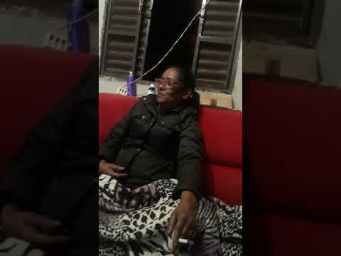 minha mãe canta muito atenção no paieiro que ela tá fumando kkk quer esconder ainda