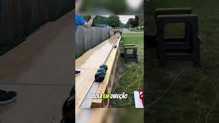 Ele ta criando uma pista de boliche no quintal #viral #shorts