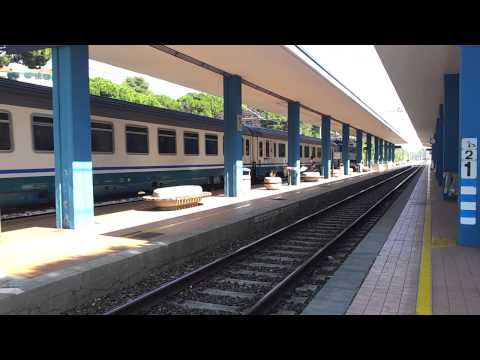 IC 609 in arrivo bello baldanzoso alla stazione di Riccione