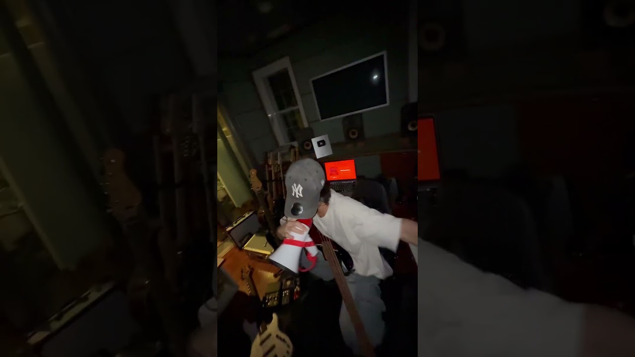 BUDDYという曲です。