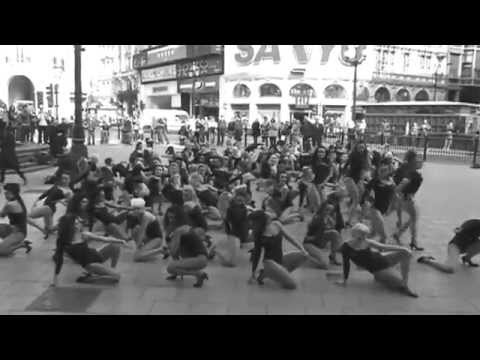 100 singielek tańczy w Londynie