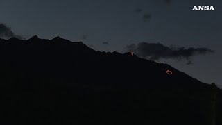 I roghi del Sacro Cuore illuminano i monti in Alto Adige