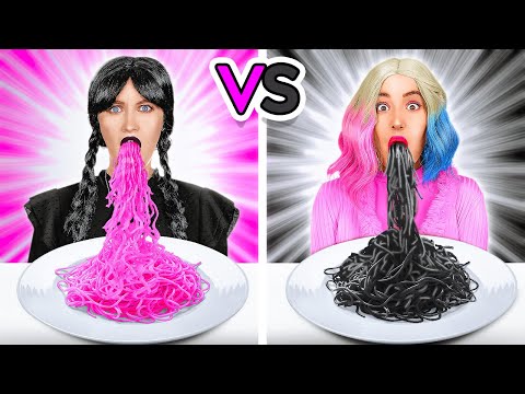 DESAFÍO DE COMIDA ROSA VS NEGRA | Merlina Addams VS Enid: Desafío de comida de un color por 123 GO!