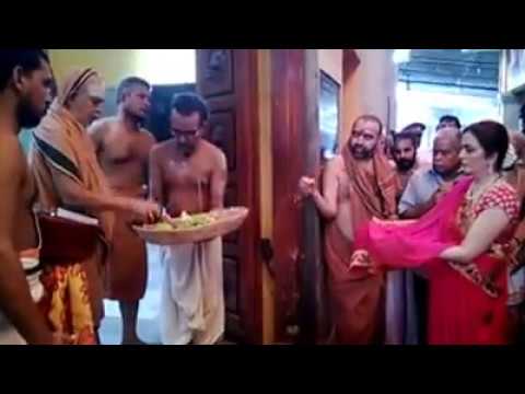 Nita Ambani receiving Prasadam from Kanchi Shankaracharya!