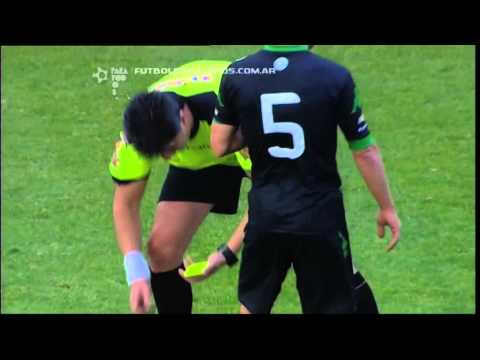 Gabriel Solís se fue expulsado por doble amarilla