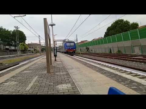 Treni regionali veloci in transito alla stazione di Monterotondo (e464, carrozze LIVERY)