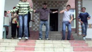 preview picture of video 'Танець «Тектонік» учнів Понінківського НВК - 01.06.2009'