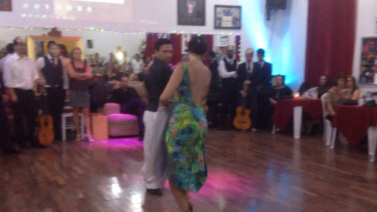 Valentin Cruz y Dana Zampieri bailan zamba