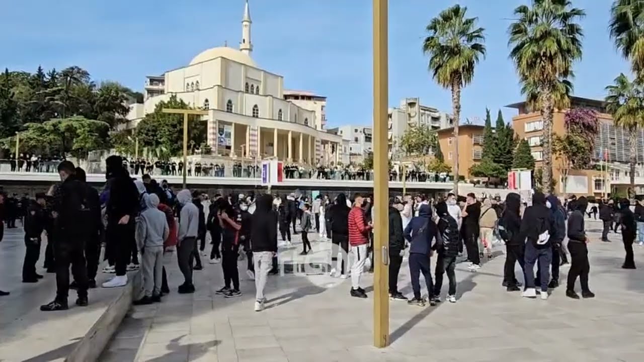 Protestat përhapen në rrethe, në Durrës studentët qëllojnë me vezë bashkinë, në Shkodër i thyejnë xhamat
