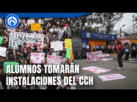 Estudiantes de la UNAM marchan hasta el Palacio Municipal pidiendo que saquen a los porros