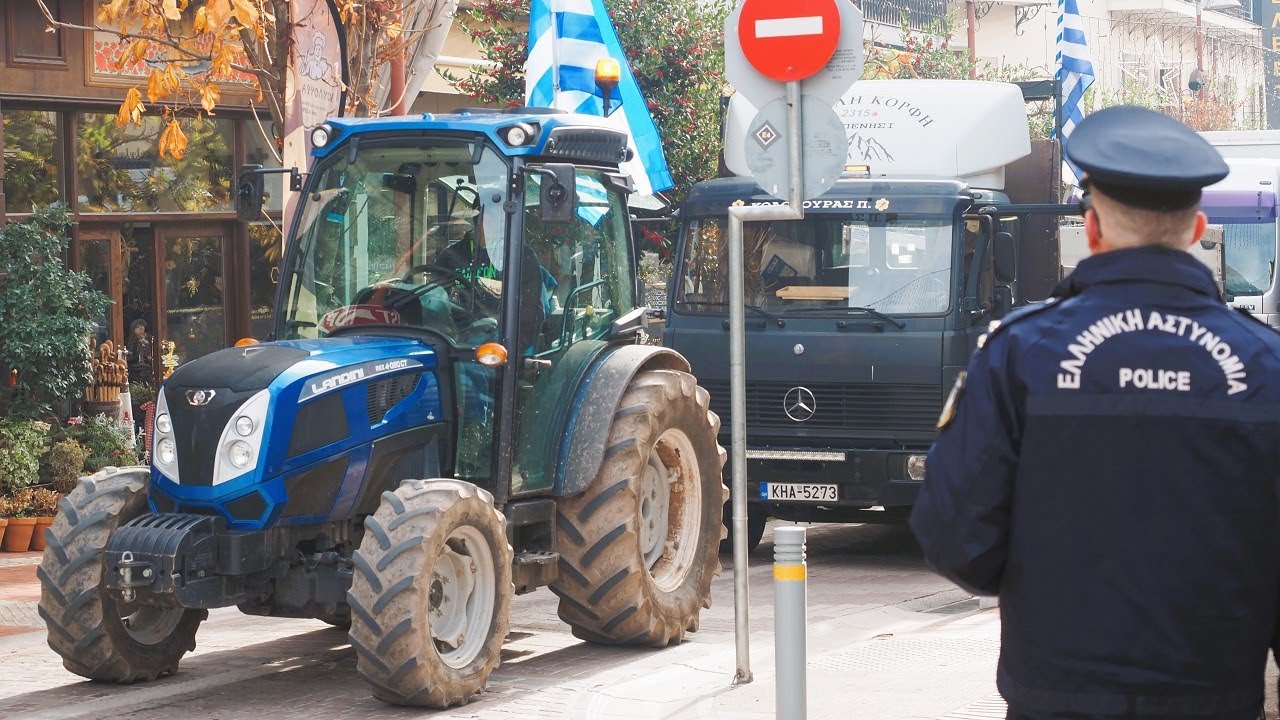 Δυναμική κινητοποίηση στο κέντρο του Καρπενησίου - Έφθασαν με τρακτέρ στην πλατεία (16.12.25)
