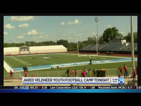 NFL player Jared Veldheer hosts youth football camp
