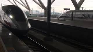 preview picture of video 'Phiên dịch tiếng Trung hướng dẫn mua vé và đi tàu cao tốc Trung Quốc.'