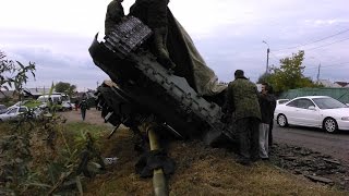 preview picture of video 'В Омске уронили танк 10.09.2014'