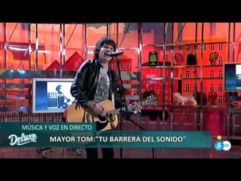 MAYOR TOM en Salvame Deluxe hace cantar a todo el plató - Telecinco