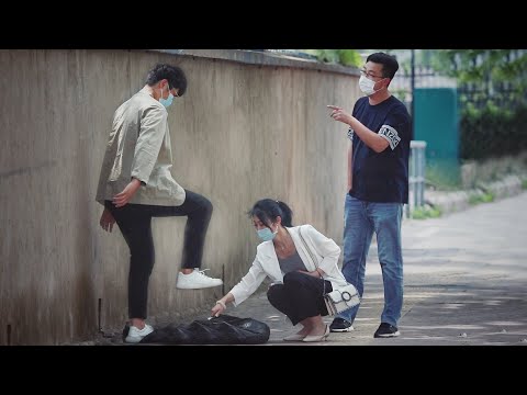 小伙路邊當眾“虐貓”，路人：我把你放袋子裡面踩一頓，你開心嗎！