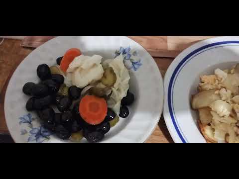 Вечерята ми - пържени яйца и картофи и туршия и маслини