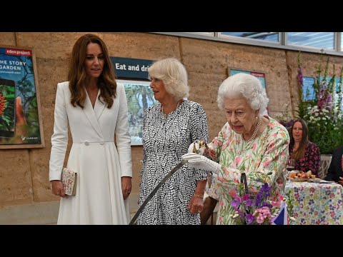 The Queen insists on using ceremonial sword to cut cake at Eden Project lunch thumnail