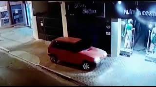 Loja é assaltada nesta madrugada: suspeito quebrou a vidraça com o carro