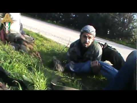 لحظة إصابة أحد المقاتلين أثناء محاولته إنقاذ أحد المصابين في معركة التوحيد والإخلاص