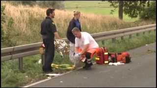 preview picture of video '16.08.2014: Fatales Überholmanöver: Motorradfahrer stirbt bei Unfall nahe Laage'