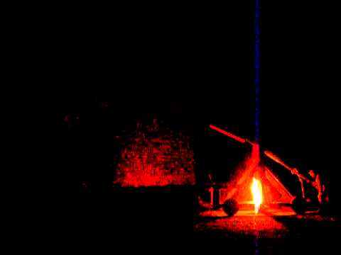 Essai du lancement d'un projectile enflammé avec un mangonneau