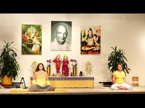 Yogastunde "Im Gleichgewicht" mit Karunamayi - Yoga Vidya Ashram Live - 16:15 Uhr 30.11.2021