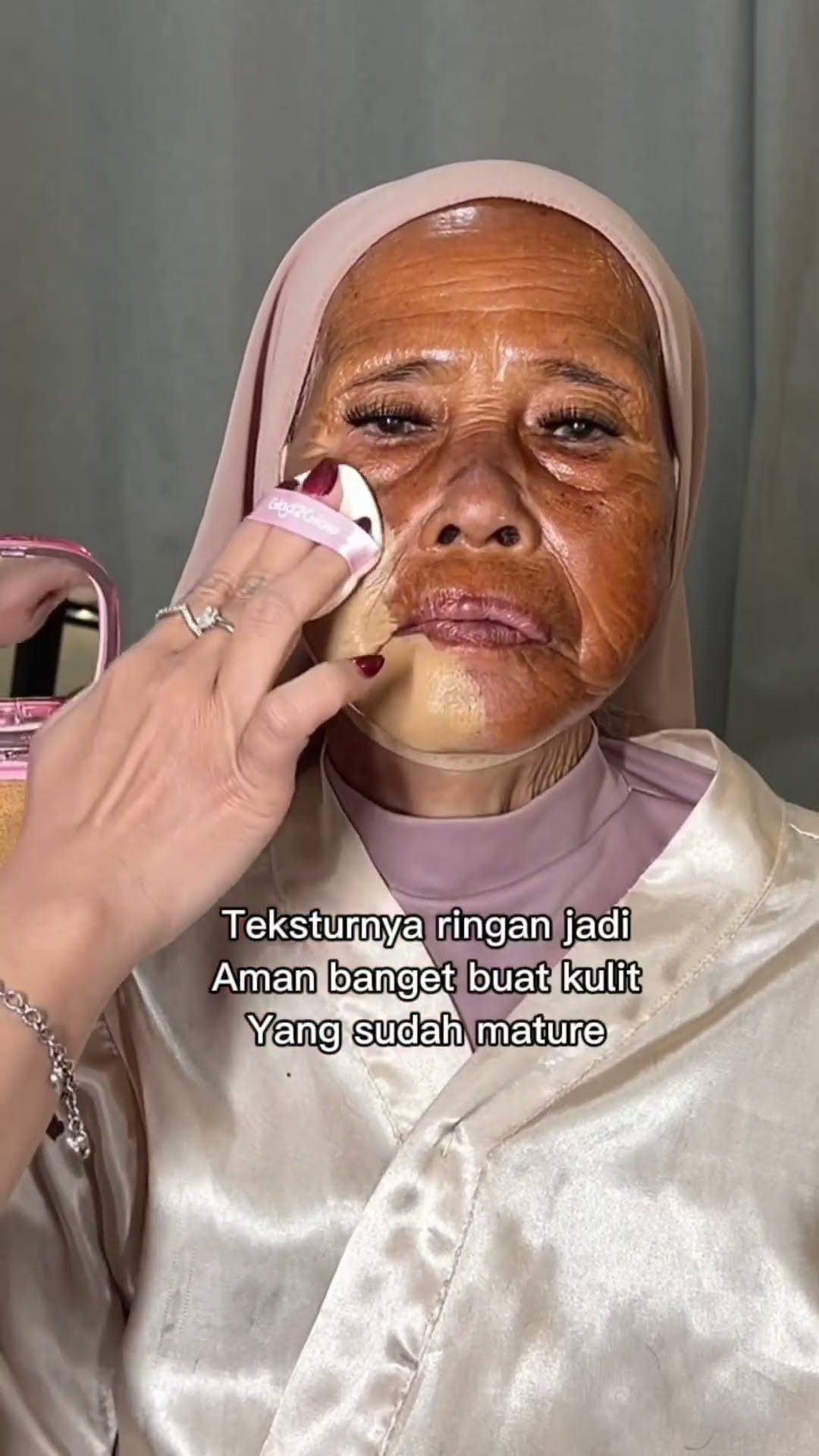 Mau tampil lebih muda dengan makeup? Yuk, cek tutorial makeup nenek-nenek yang bisa bikin kamu terlihat 20 tahun lebih m...