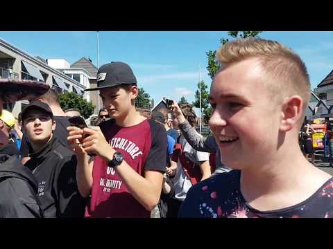 Jebroer bedankt Vriezenveen met vliegtuigje met spandoek