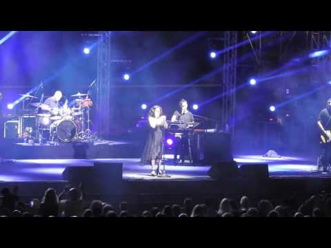 ריטה מארחת את הראל סקעת ביריד חוצות היוצר בירושלים . 2016