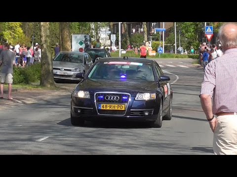 Prio 1 Onopvallende Politie, Politiemotors en Verkeerspolitie met spoed tijdens Giro D'Italia