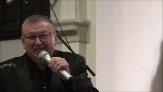 Dirk White zingt Tom Jones  &#39;Keep On Smiling&#39;  bij het benefietconcert voor Broeder Willy