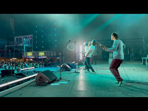 Az utolsó Kistehén koncerten volt egy kék tó a fák alatt. 💙🤘